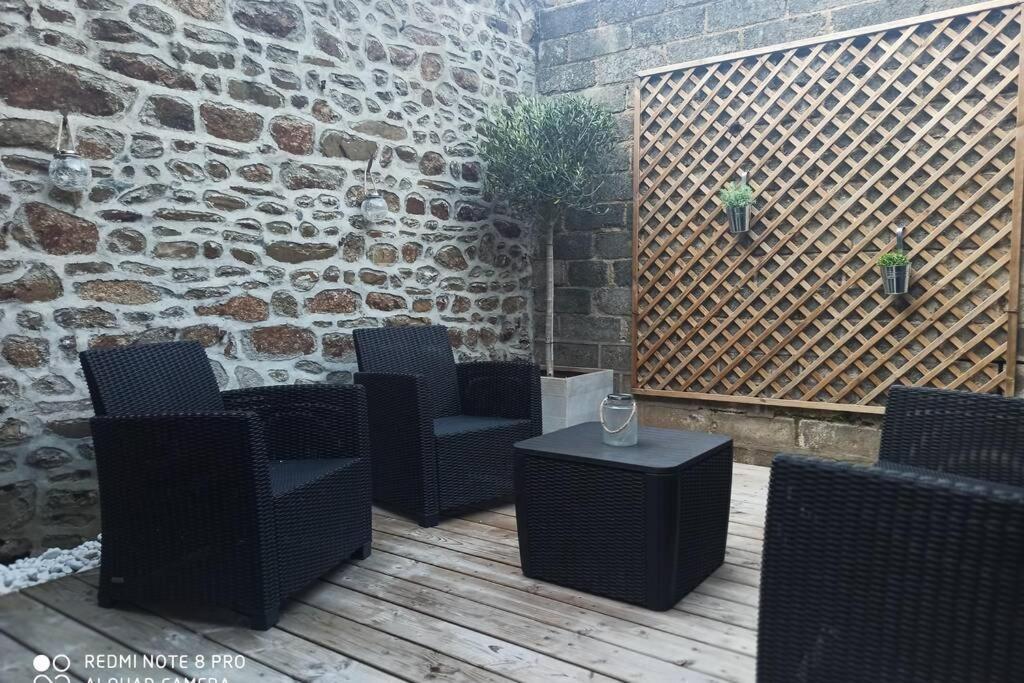 Superbe Appartement Avec Terrasse Au Calme Ernee Exterior photo