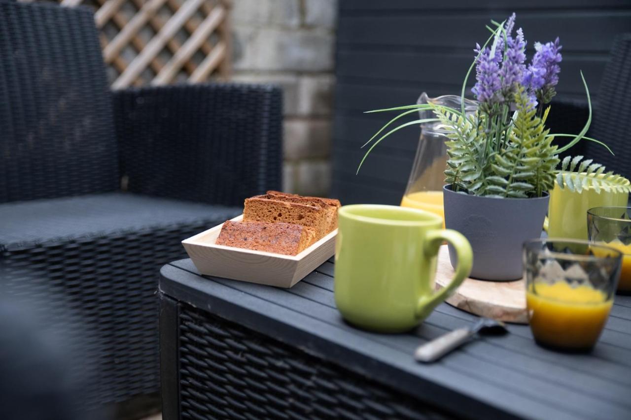 Superbe Appartement Avec Terrasse Au Calme Ernee Exterior photo