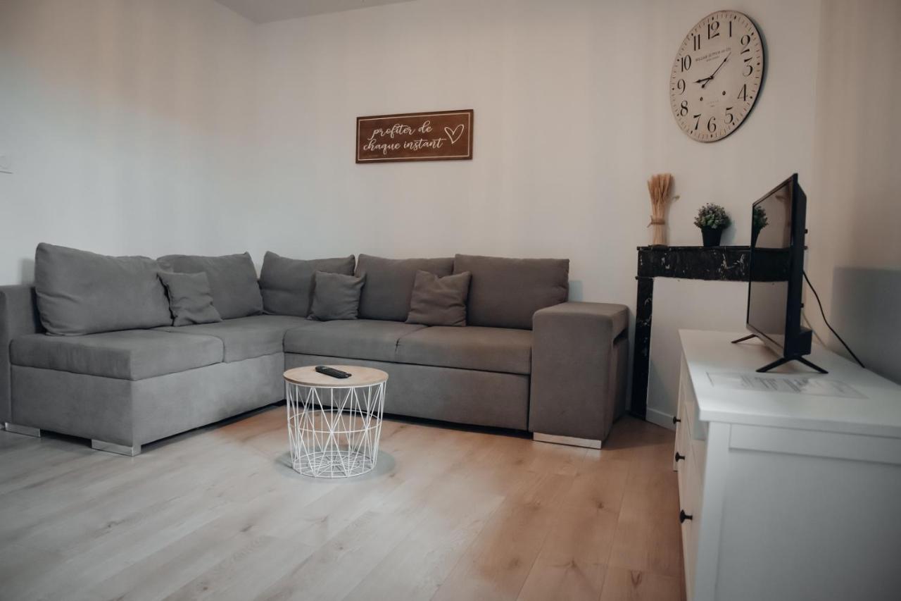 Superbe Appartement Avec Terrasse Au Calme Ernee Exterior photo