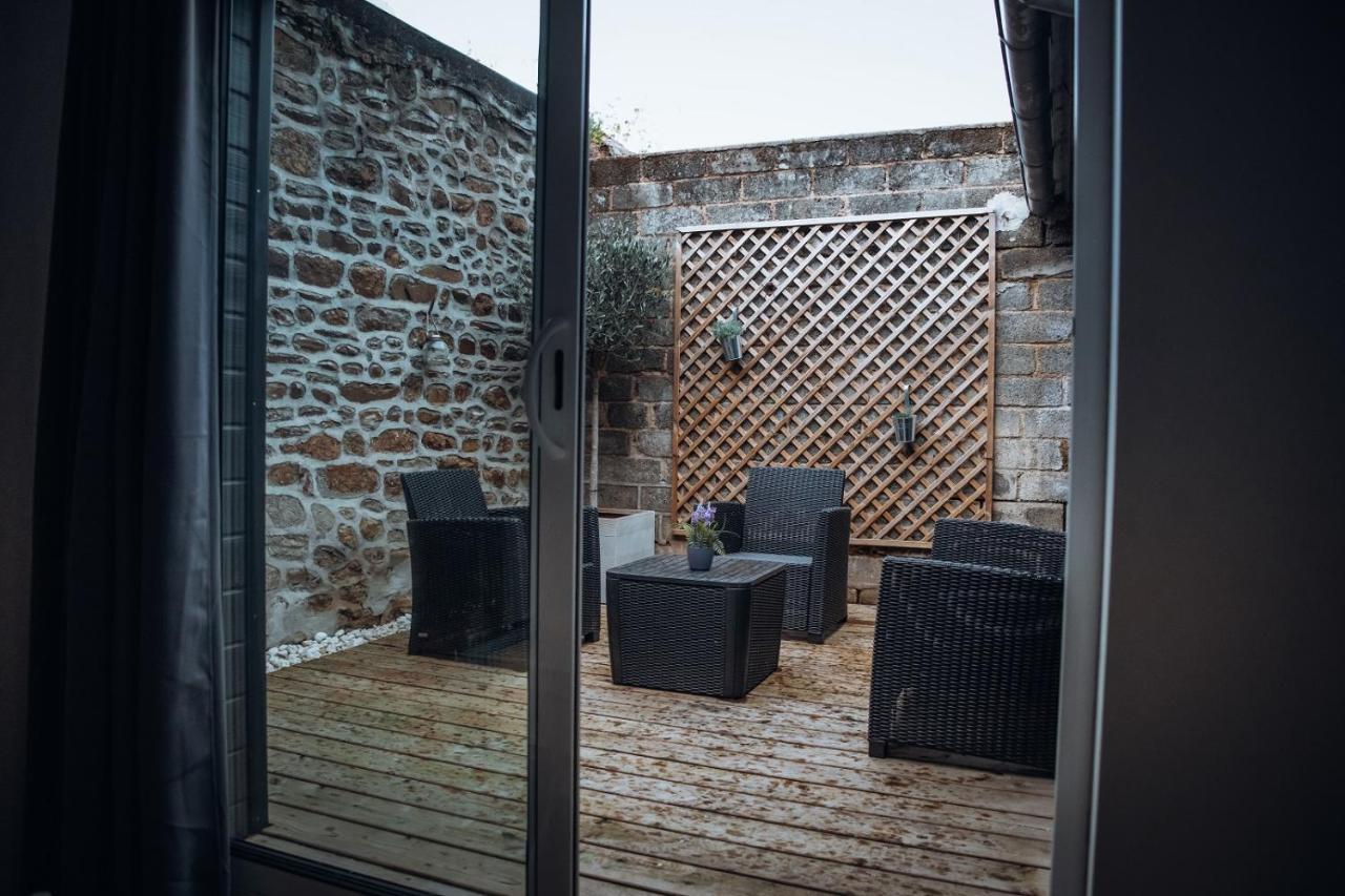 Superbe Appartement Avec Terrasse Au Calme Ernee Exterior photo